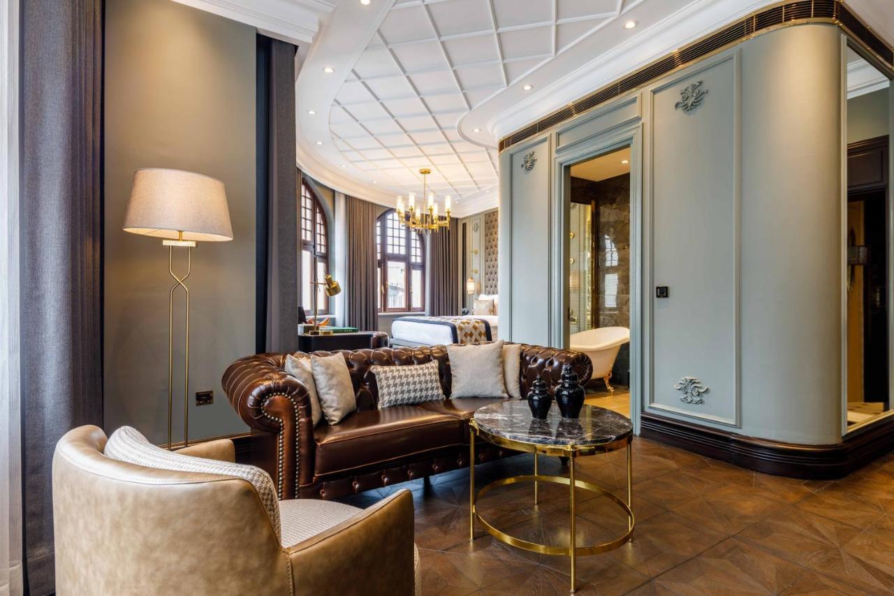 Cronton Design Hotel Stambuł Zewnętrze zdjęcie The living room of a suite at The Ivy Hotel